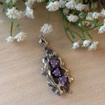 925 sudraba kulons ar violetiem akmeņiem, vidēja izmēra (6821)