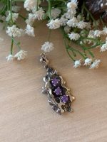 925 sudraba kulons ar violetiem akmeņiem, vidēja izmēra (6821)