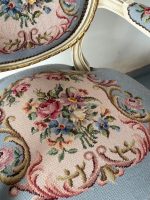 Izsmalcināti krēsli ar gobelēnu un roku balstiem — Luija XVI stilā (French Louis XVI Style Tapestry Armchairs) (5111) - Image 15