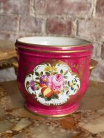 Porcelāna kašpo ar roku gleznotu ziedu un augļu pušķi karminsarkanā fondā — Empire / agrīnais Bīdermeiers, Vieux Paris, Francija, ap 1810
