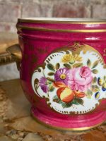 Porcelāna kašpo ar roku gleznotu ziedu un augļu pušķi karminsarkanā fondā — Empire / agrīnais Bīdermeiers, Vieux Paris, Francija, ap 1810 - Bilde 2