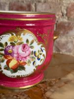 Porcelāna kašpo ar roku gleznotu ziedu un augļu pušķi karminsarkanā fondā — Empire / agrīnais Bīdermeiers, Vieux Paris, Francija, ap 1810 - Bilde 3