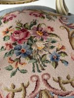 Izsmalcināti krēsli ar gobelēnu un roku balstiem — Luija XVI stilā (French Louis XVI Style Tapestry Armchairs) (5111) - Image 9