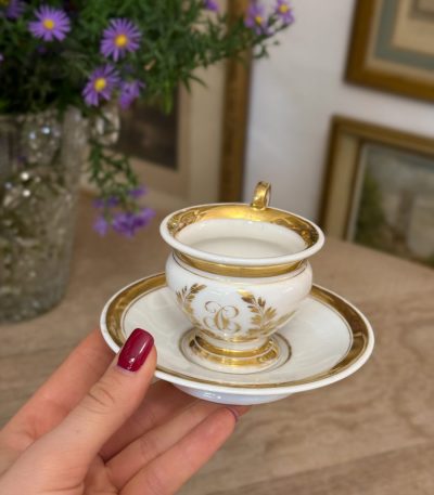 Antik porcelænskop og underkop med guldmønster — Empire-stil