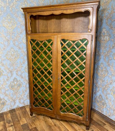 Vitrineskab i eg med grønt ternet glas – Louis XV / Art Nouveau