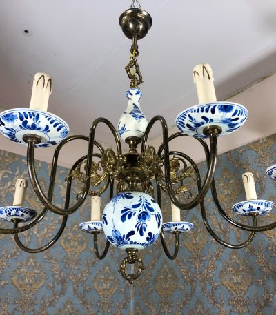 Loftslampe med hvid og blå detaljer, 8 pærer (290)