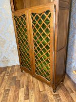 Ozolkoka Vitrīna ar Zaļo Rūtaino Stiklu — Luija XV / Art Nouveau, Francija, ap 1890.–1910. (549) - Image 3