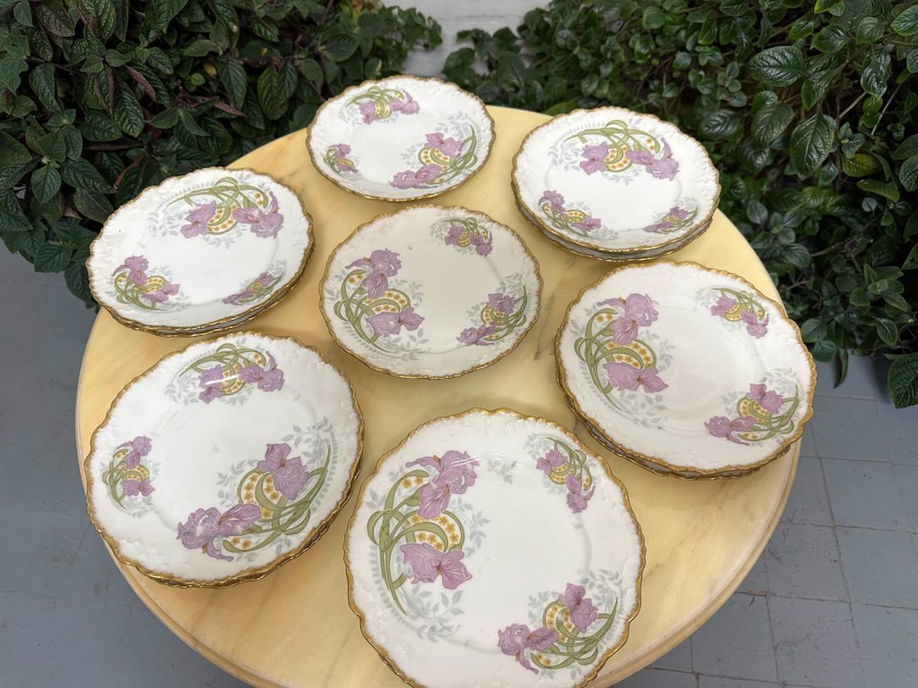 Assiettes en Porcelaine de Limoges Françaises, 12 Pcs, Détails Floraux et Dorés (4401) – Image 1