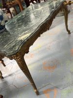 Antīks misiņa kafijas galdiņš ar zaļu marmora virsmu — Luija XV stilā (heavy brass green marble coffee table) (6383) - Image 8