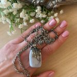 sudraba kaklarota – liela izmēra sudraba kulons ar dabīgo akmeni un garu sudraba ķēdi (6824)