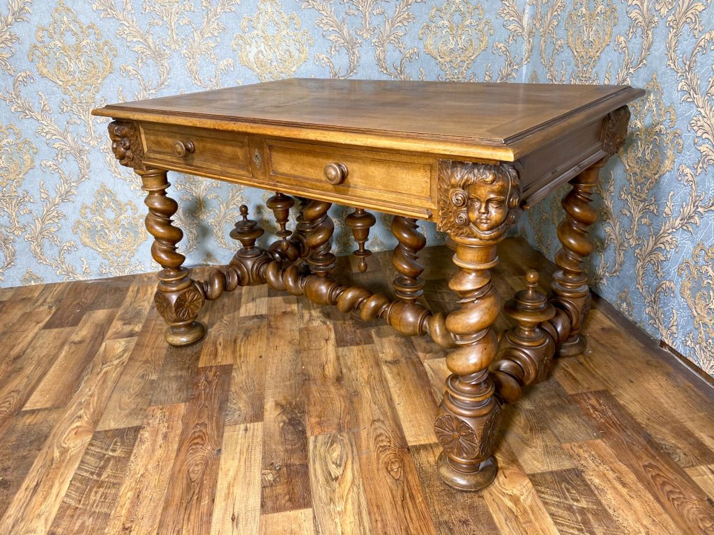 Valnød Skrivebord - Barokstil / Louis XIV, Frankrig eller Belgien, ca.