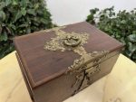 Antīka koka lāde ar bronzas apkalumiem un velvetu — historisma stilā - antique wooden jewelry box bronze accents velvet (4446) - Image 6