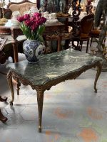 Antīks misiņa kafijas galdiņš ar zaļu marmora virsmu — Luija XV stilā (heavy brass green marble coffee table) (6383) - Image 2