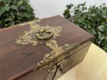 Antīka koka lāde ar bronzas apkalumiem un velvetu — historisma stilā - antique wooden jewelry box bronze accents velvet (4446) - Image 5