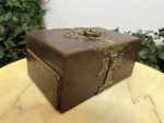 Antīka koka lāde ar bronzas apkalumiem un velvetu — historisma stilā - antique wooden jewelry box bronze accents velvet (4446) - Image 13