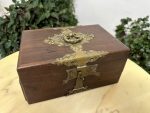 Antīka koka lāde ar bronzas apkalumiem un velvetu — historisma stilā - antique wooden jewelry box bronze accents velvet (4446) - Image 10
