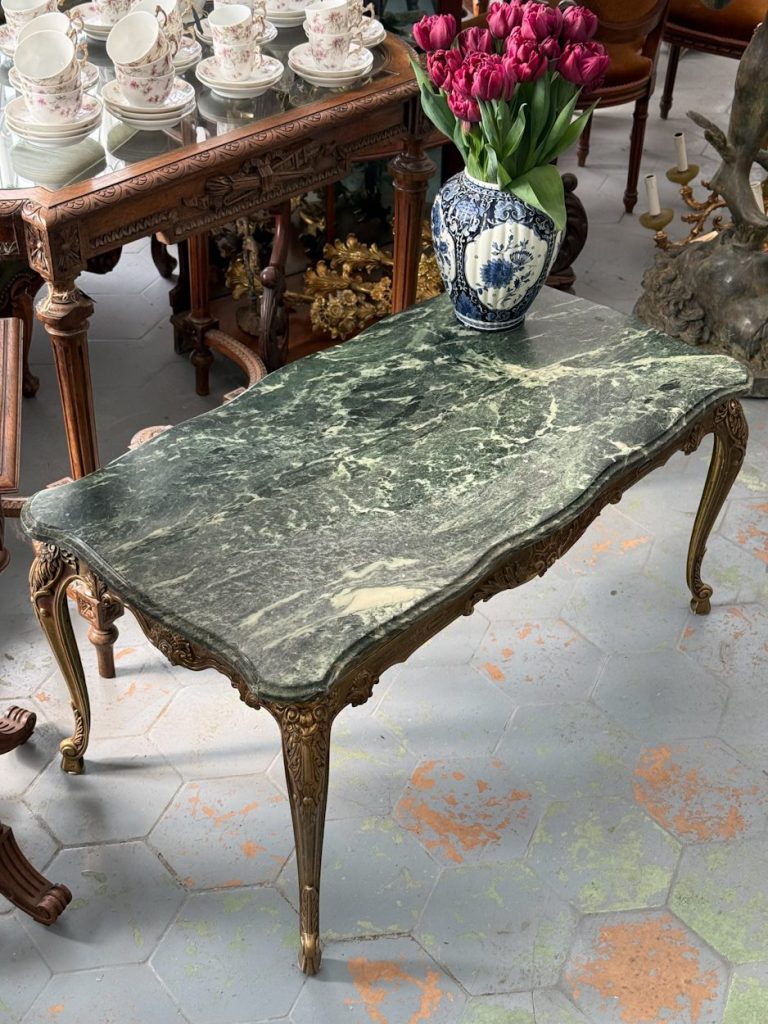 Antikt messing sofabord med grøn marmorplade - Louis XV stil