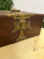 Antīka koka lāde ar bronzas apkalumiem un velvetu — historisma stilā - antique wooden jewelry box bronze accents velvet (4446) - Image 16