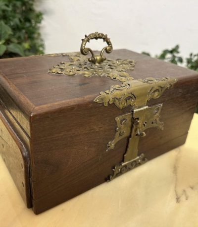 Antik trækiste med bronzedetaljer og velour – historismestil
