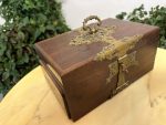 Antīka koka lāde ar bronzas apkalumiem un velvetu — historisma stilā - antique wooden jewelry box bronze accents velvet (4446) - Image 7