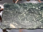 Antīks misiņa kafijas galdiņš ar zaļu marmora virsmu — Luija XV stilā (heavy brass green marble coffee table) (6383) - Image 4