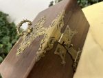 Antīka koka lāde ar bronzas apkalumiem un velvetu — historisma stilā - antique wooden jewelry box bronze accents velvet (4446) - Image 9