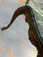Antīks misiņa kafijas galdiņš ar zaļu marmora virsmu — Luija XV stilā (heavy brass green marble coffee table) (6383) - Image 11