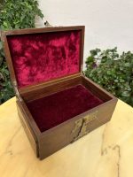 Antīka koka lāde ar bronzas apkalumiem un velvetu — historisma stilā - antique wooden jewelry box bronze accents velvet (4446) - Image 17