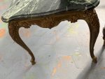 Antīks misiņa kafijas galdiņš ar zaļu marmora virsmu — Luija XV stilā (heavy brass green marble coffee table) (6383) - Image 12