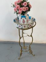 Antīks porcelāna mazgājamās bļodas un krūzes komplekts uz misiņa statīva (5088) - Image 2