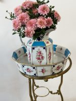 Antīks porcelāna mazgājamās bļodas un krūzes komplekts uz misiņa statīva (5088) - Image 4