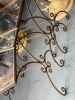 Elegants kalti lētu metāla puķu galdiņu komplekts (3gab) — franču neoklasicisma stilā, (Antique French style metal nesting plant tables with glass tops) (6365) - Image 4