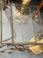 Elegants kalti lētu metāla puķu galdiņu komplekts (3gab) — franču neoklasicisma stilā, (Antique French style metal nesting plant tables with glass tops) (6365) - Image 6