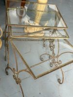 Elegants kalti lētu metāla puķu galdiņu komplekts (3gab) — franču neoklasicisma stilā, (Antique French style metal nesting plant tables with glass tops) (6365) - Image 5