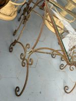 Elegants kalti lētu metāla puķu galdiņu komplekts (3gab) — franču neoklasicisma stilā, (Antique French style metal nesting plant tables with glass tops) (6365) - Image 10