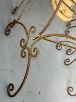 Elegants kalti lētu metāla puķu galdiņu komplekts (3gab) — franču neoklasicisma stilā, (Antique French style metal nesting plant tables with glass tops) (6365) - Image 11
