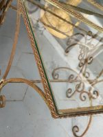 Elegants kalti lētu metāla puķu galdiņu komplekts (3gab) — franču neoklasicisma stilā, (Antique French style metal nesting plant tables with glass tops) (6365) - Image 3