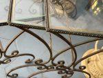 Elegants kalti lētu metāla puķu galdiņu komplekts (3gab) — franču neoklasicisma stilā, (Antique French style metal nesting plant tables with glass tops) (6365) - Image 2