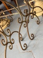 Elegants kalti lētu metāla puķu galdiņu komplekts (3gab) — franču neoklasicisma stilā, (Antique French style metal nesting plant tables with glass tops) (6365) - Image 9