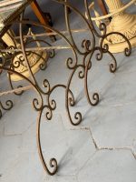 Elegants kalti lētu metāla puķu galdiņu komplekts (3gab) — franču neoklasicisma stilā, (Antique French style metal nesting plant tables with glass tops) (6365) - Image 14