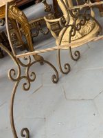 Elegants kalti lētu metāla puķu galdiņu komplekts (3gab) — franču neoklasicisma stilā, (Antique French style metal nesting plant tables with glass tops) (6365) - Image 8
