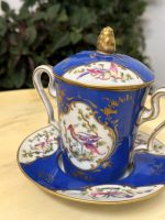 Grezna Porcelāna Krūze ar Vāku un Apakštasīti — Sevras stilā, Limoges, (limoges porcelain cup with lid and saucer — Sèvres style) (4439) - Image 3