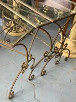 Elegants kalti lētu metāla puķu galdiņu komplekts (3gab) — franču neoklasicisma stilā, (Antique French style metal nesting plant tables with glass tops) (6365) - Image 7