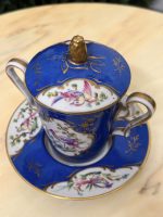 Grezna Porcelāna Krūze ar Vāku un Apakštasīti — Sevras stilā, Limoges, (limoges porcelain cup with lid and saucer — Sèvres style) (4439) - Image 7