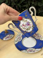 Grezna Porcelāna Krūze ar Vāku un Apakštasīti — Sevras stilā, Limoges, (limoges porcelain cup with lid and saucer — Sèvres style) (4439) - Image 2