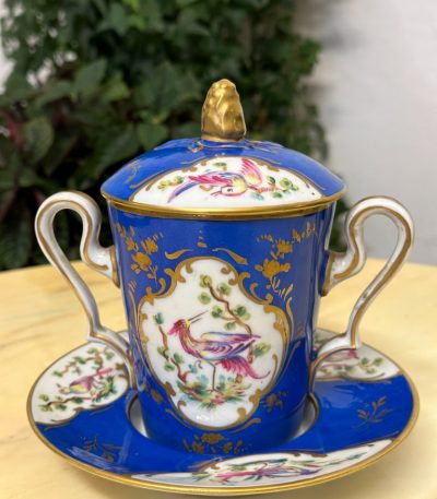 Luksuriøs porcelænskop med låg og underkop - Sèvres stil, Limoges