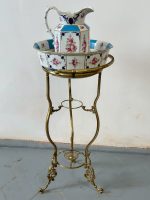 Antīks porcelāna mazgājamās bļodas un krūzes komplekts uz misiņa statīva (5088) - Image 3