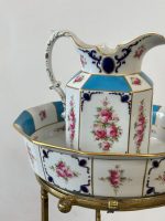 Antīks porcelāna mazgājamās bļodas un krūzes komplekts uz misiņa statīva (5088) - Image 5