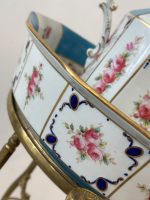 Antīks porcelāna mazgājamās bļodas un krūzes komplekts uz misiņa statīva (5088) - Image 7