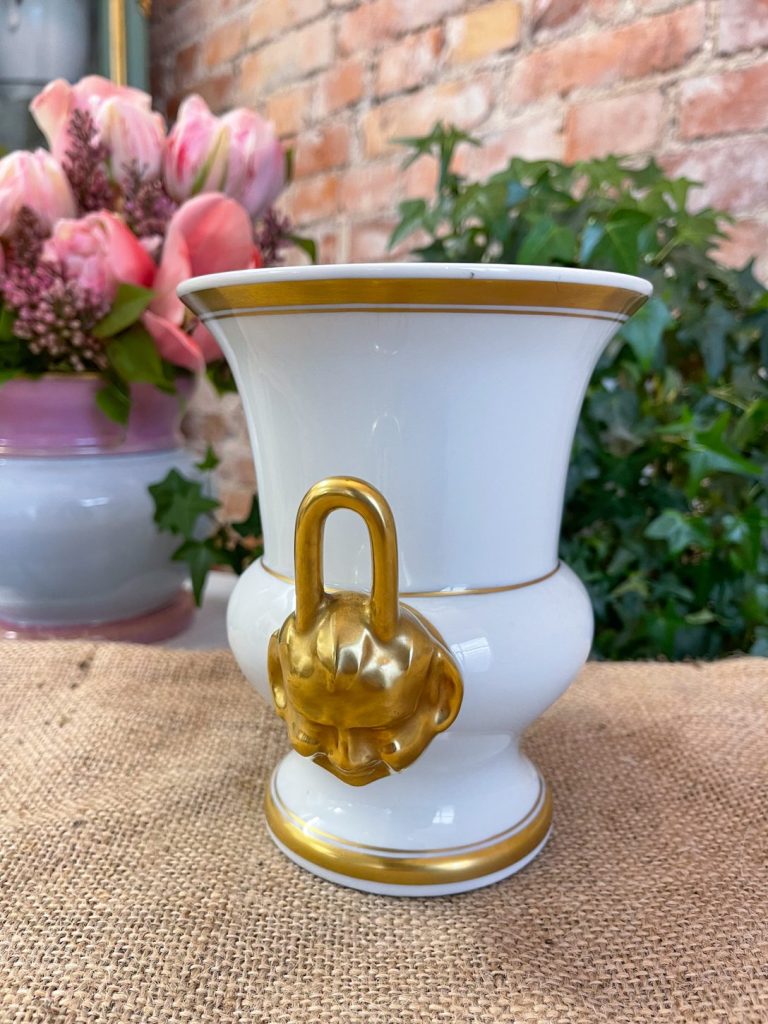 Lille Limoges porcelænsvase med guldfarvede hoveder